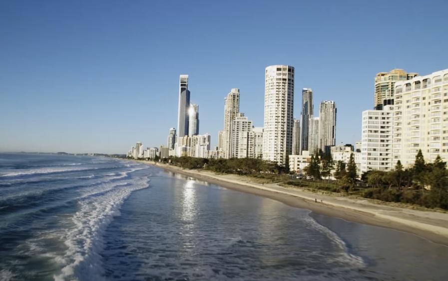 Digging into Surfers Paradise Beach: Length, Features, and Attractions
